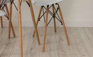 co nen dung san nhua gia go 1